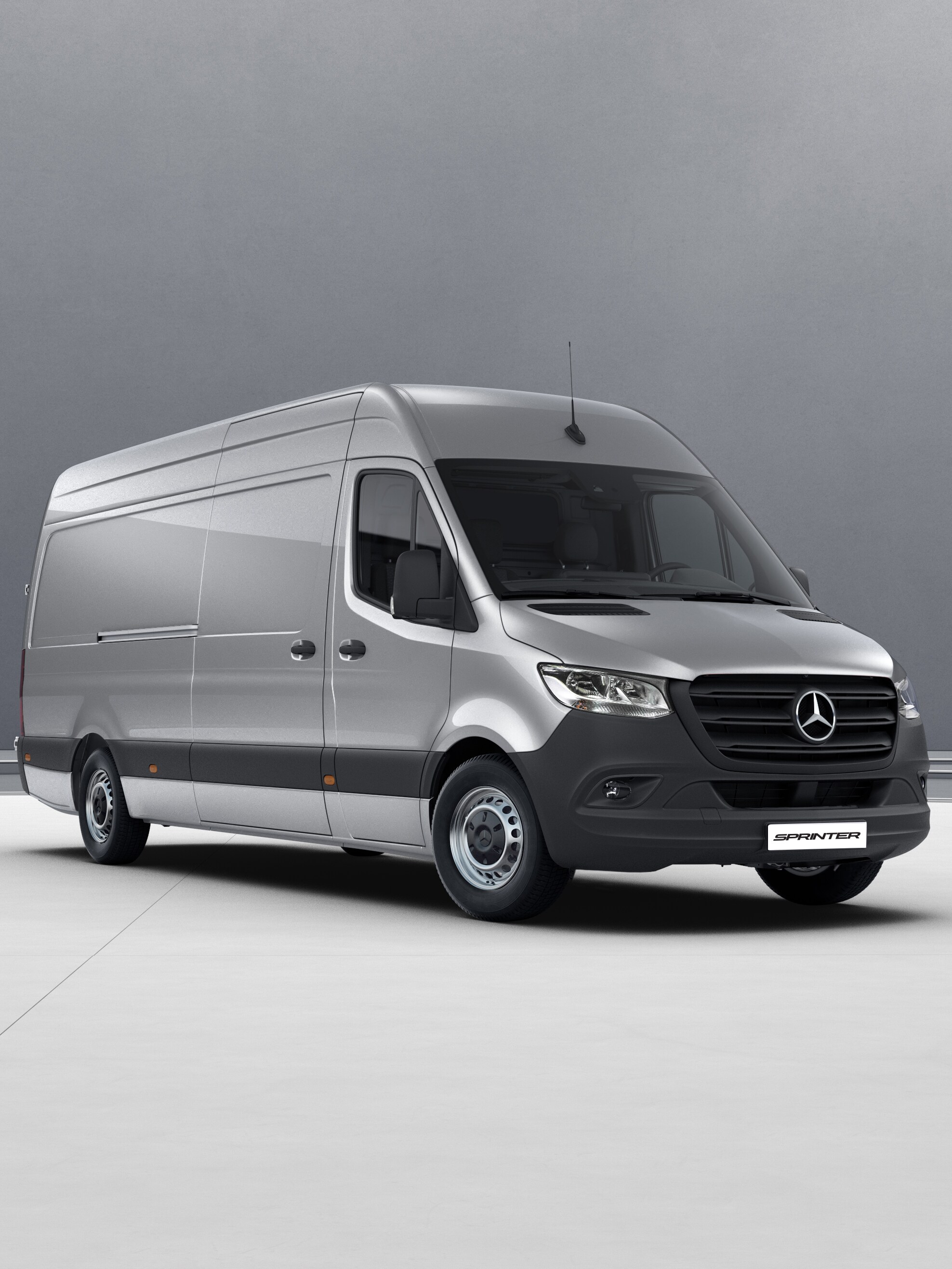 Uma visão diagonal do Sprinter Furgão da Mercedes-Benz.