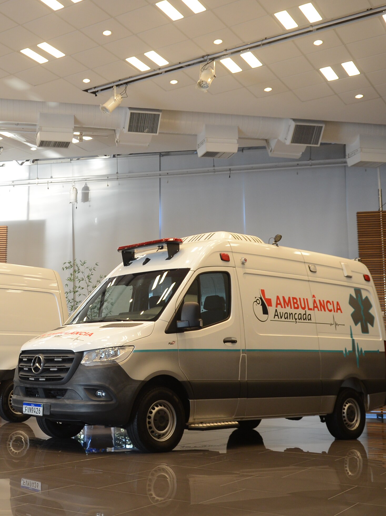 2 modelos Sprinter Mercedes-Benz lado a lado, um com modificação para ambulância.
