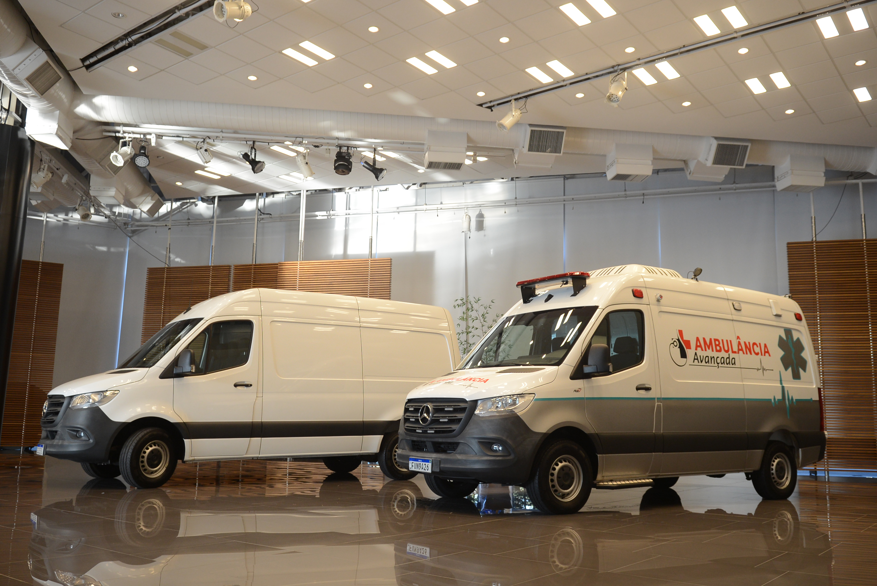 Sprinter Mercedes-Benz 2 modelos Sprinter Mercedes-Benz lado a lado, um com modificação para ambulância.