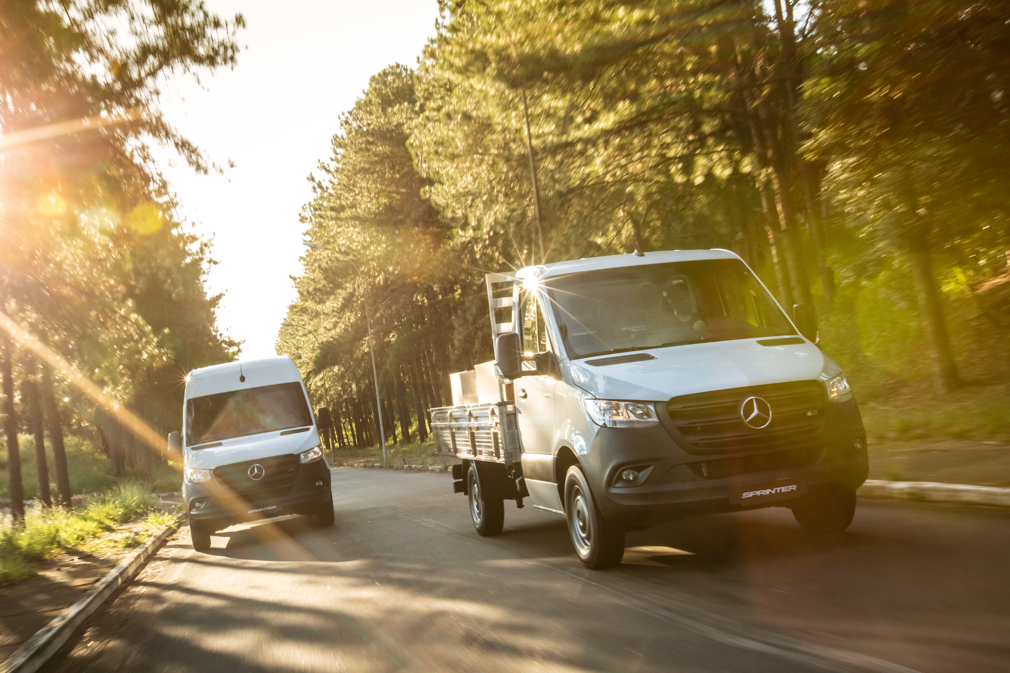 Sprinter Mercedes-Benz 2 modelos Sprinter Mercedes-Benz em uma estrada.