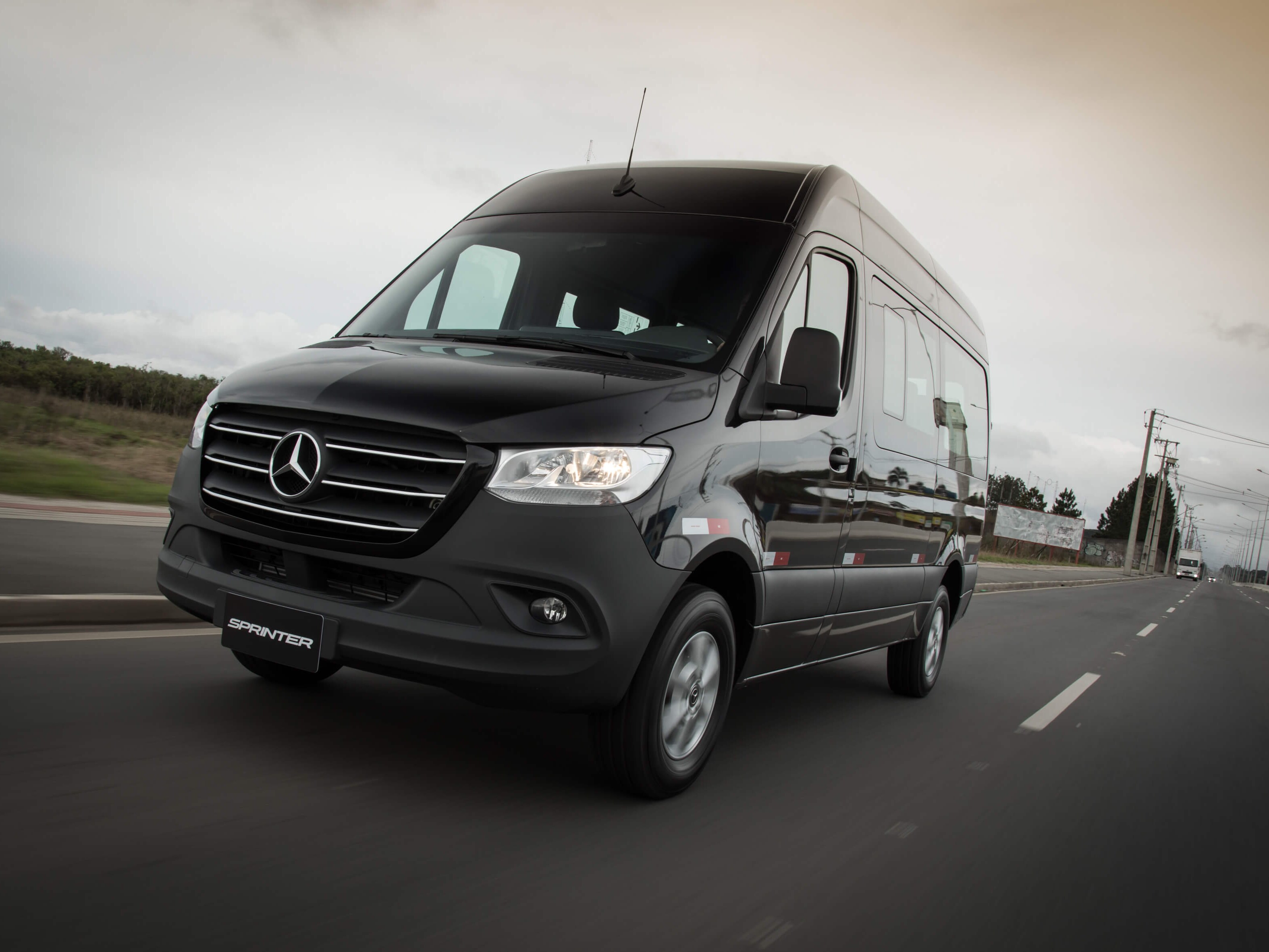 Modelo Sprinter Van na estrada.