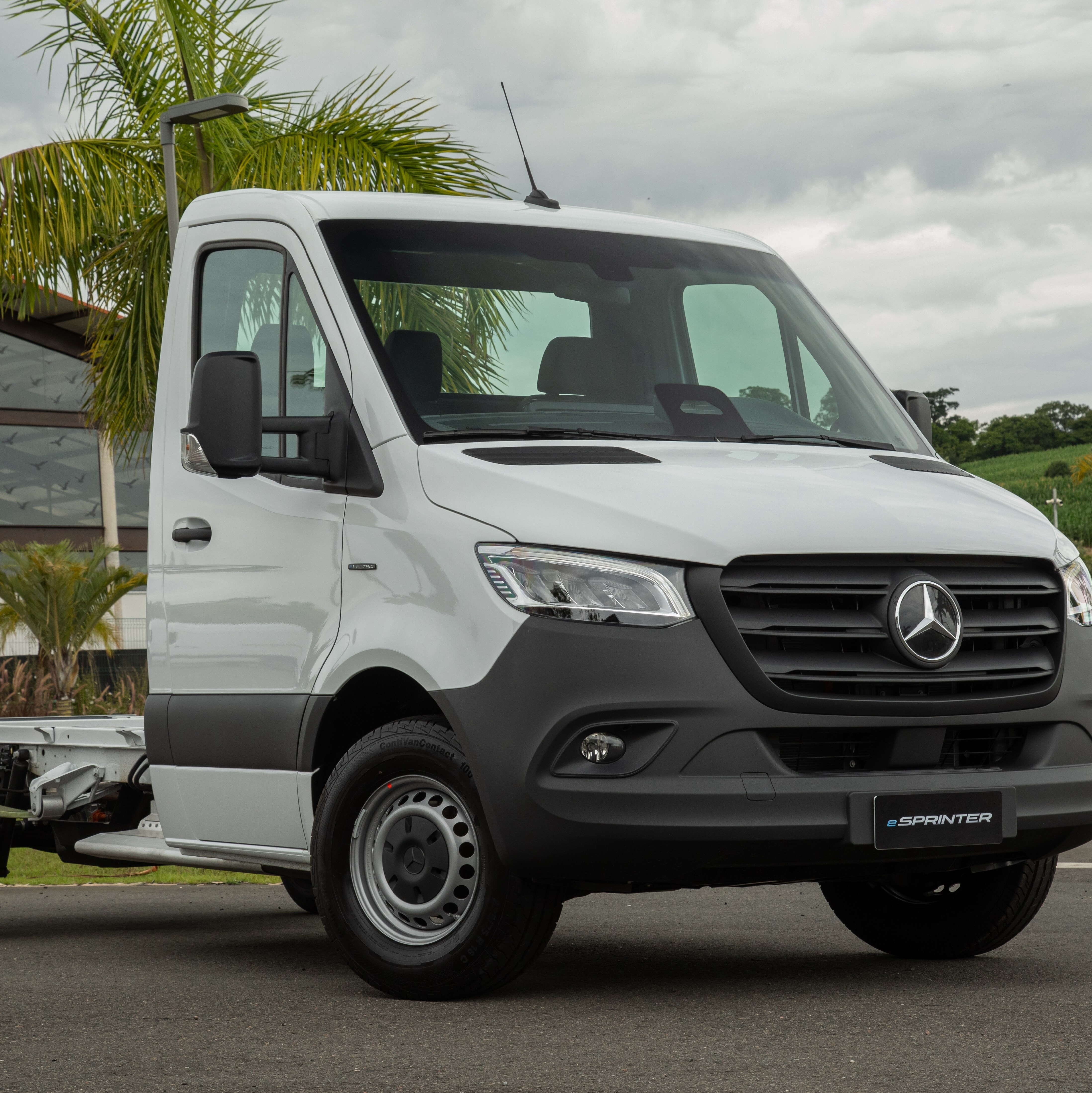 O Mercedes-Benz eSprinter Chassi como veículo com carroceria aberta para carga seca em uso.