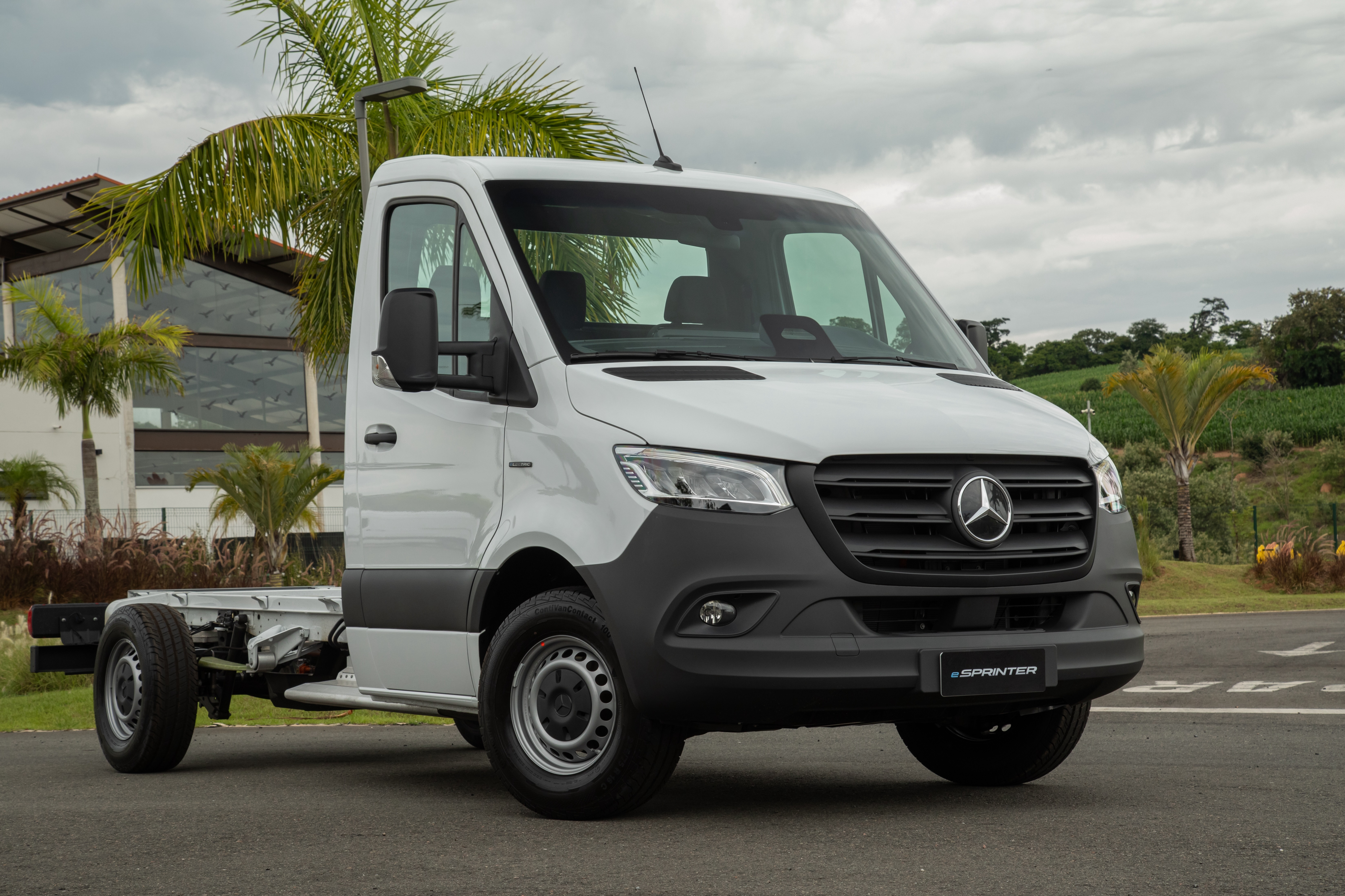 Acionamentos alternativos | Sprinter Chassi | Mercedes-Benz O Mercedes-Benz eSprinter Chassi como veículo com carroceria aberta para carga seca em uso.