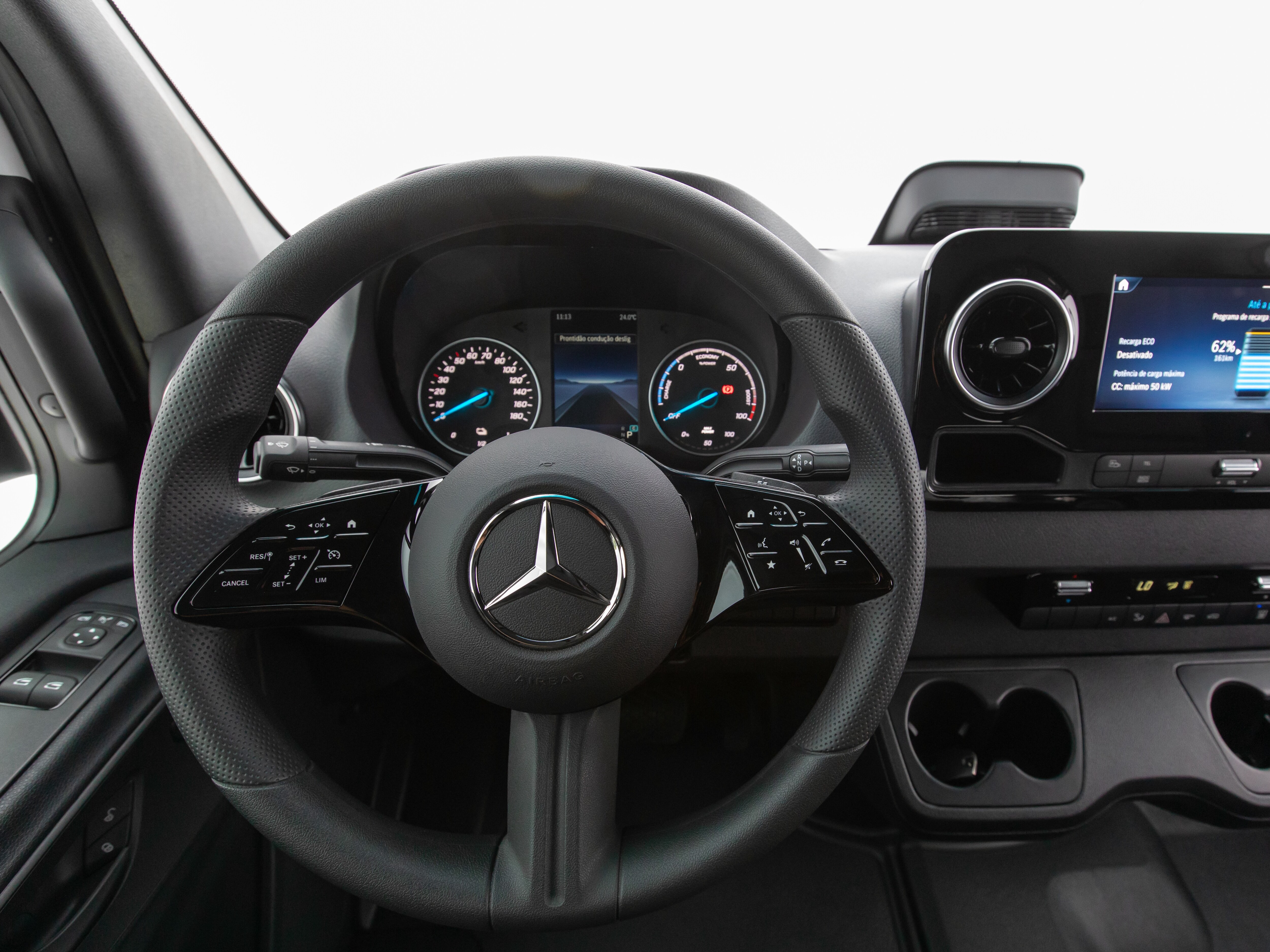 Detalhe do volante e airbag da Sprinter Truck.