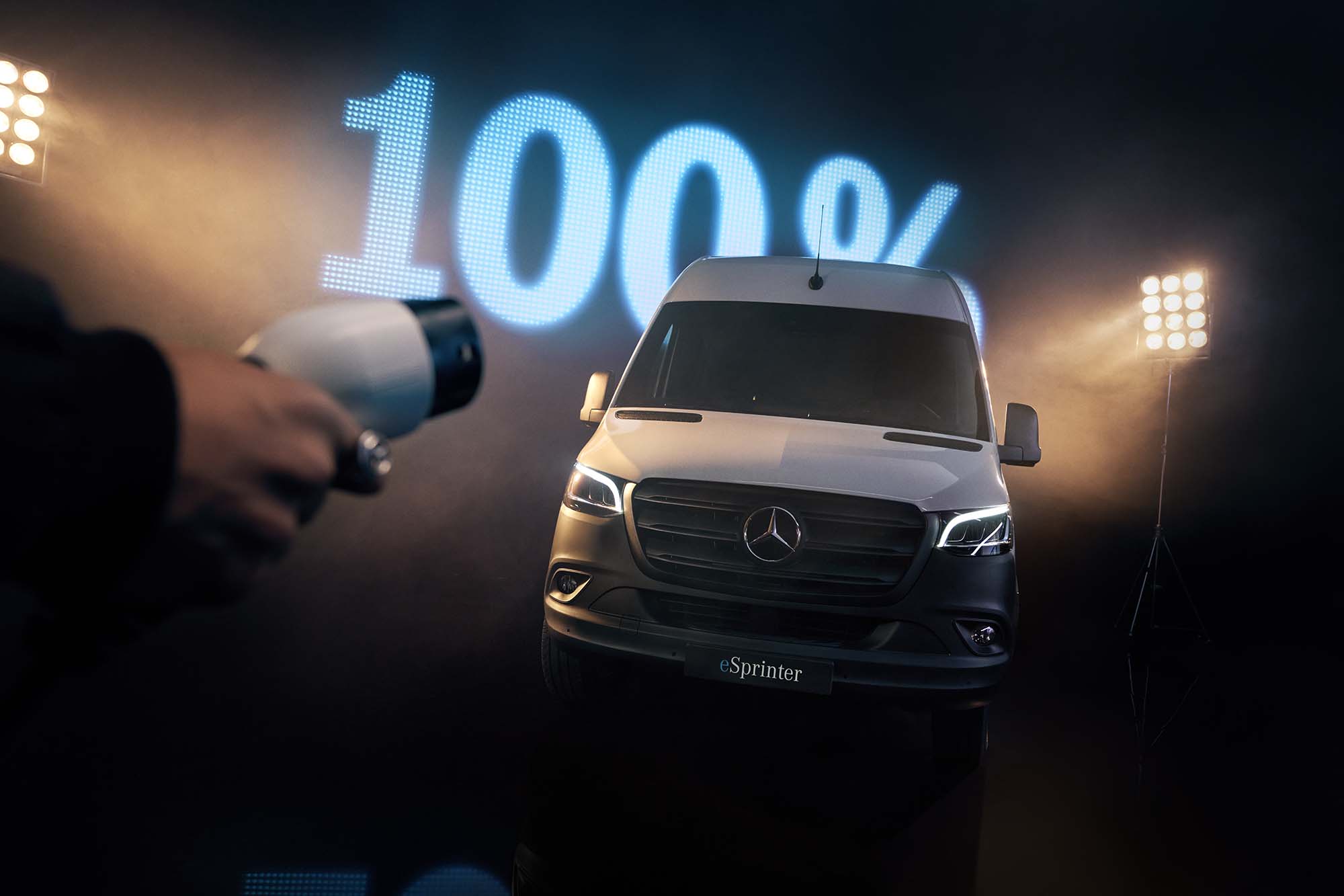 Mercedes-Benz Vans | Nova eSprinter Uma nova eSprinter com foco no cabo de carregamento elétrico.