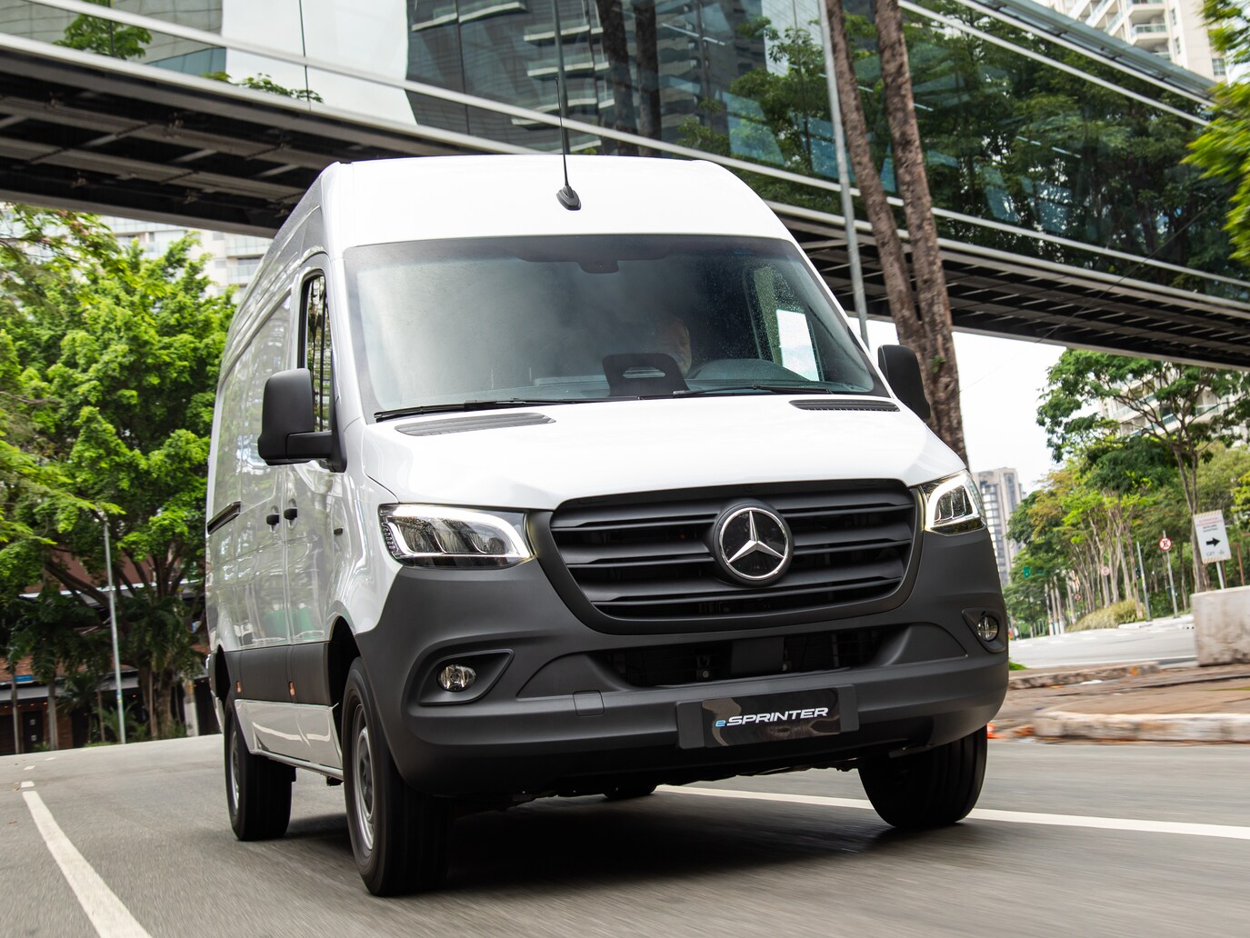A nova eSprinter com vista de frente.