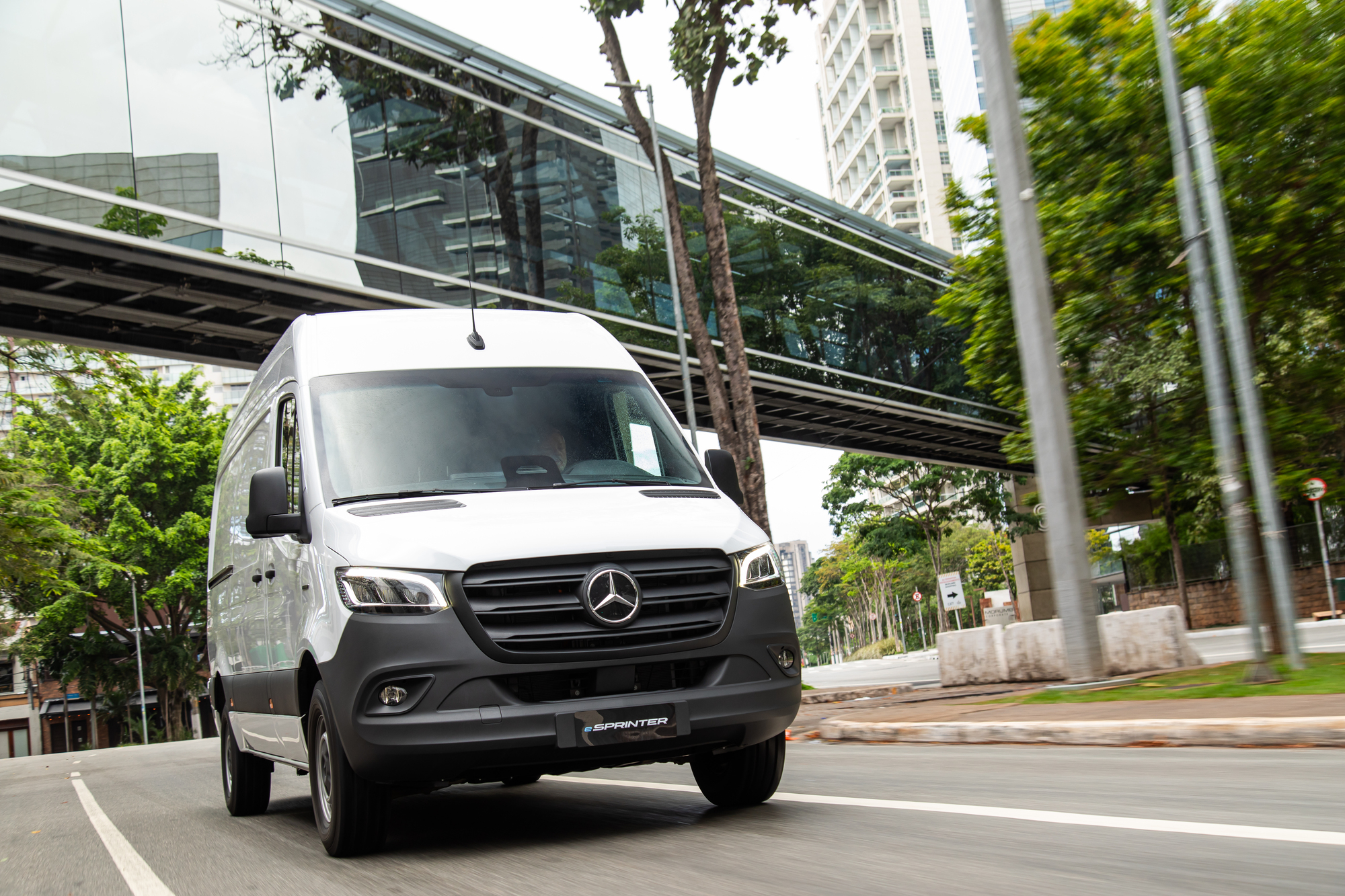 Mercedes-Benz Vans | Autonomia para o seu negócio A nova eSprinter com vista de frente.