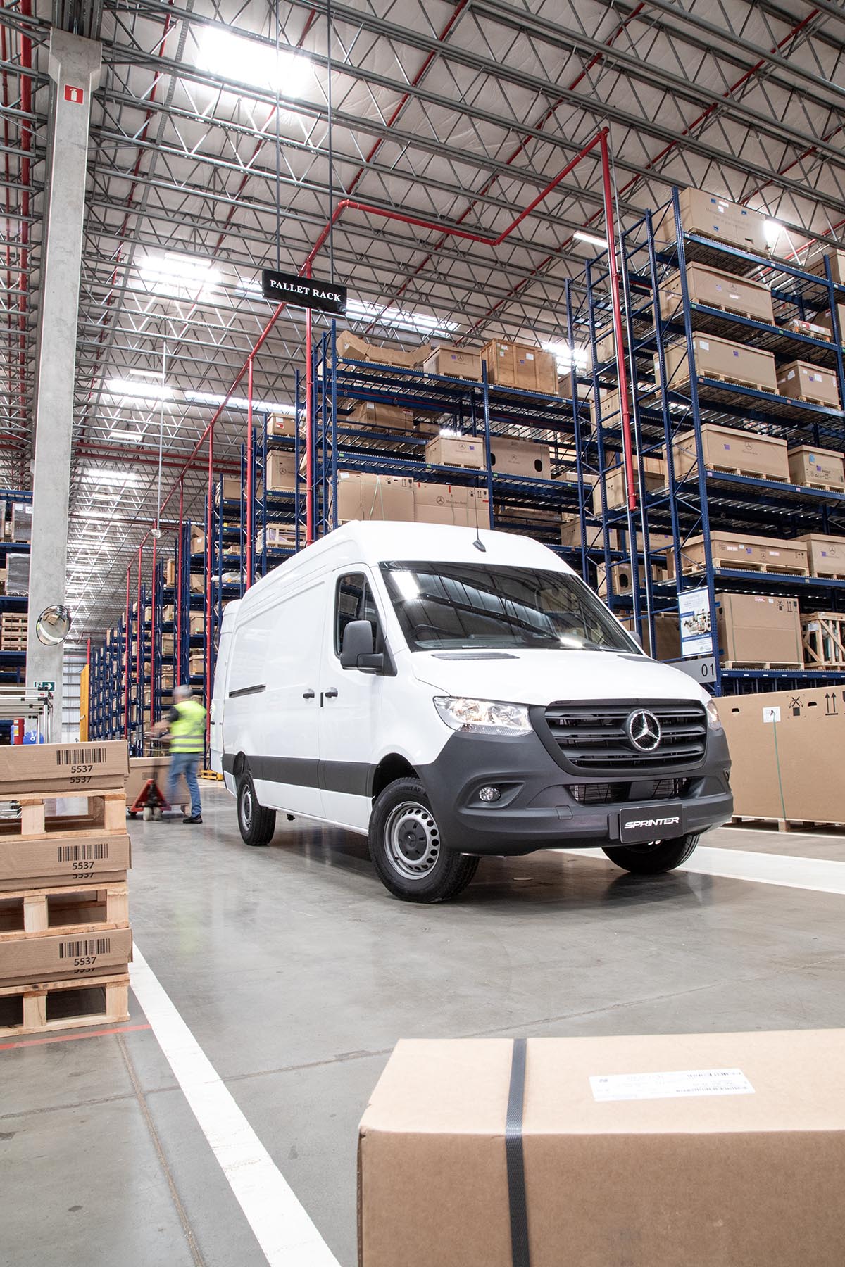 Um Sprinter Furgão da Mercedes-Benz em um depósito de mercadorias.