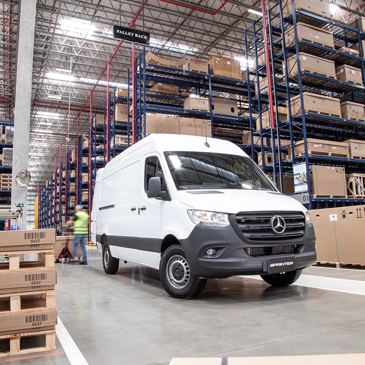 Um Sprinter Furgão da Mercedes-Benz em um depósito de mercadorias.