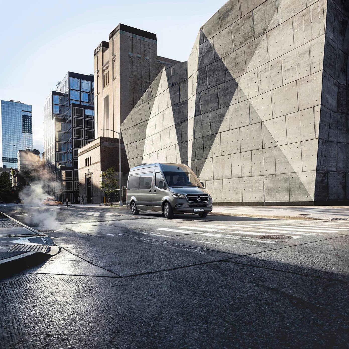 O Sprinter Van Passageiro da Mercedes-Benz em frente a um prédio.