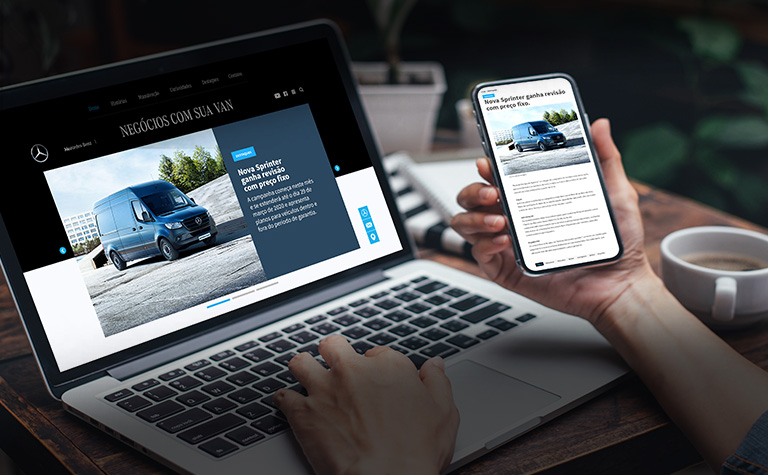 Mercedes-Benz Vans | Negócios com sua Van Uma pessoa acessando o blog através do laptop e celular.