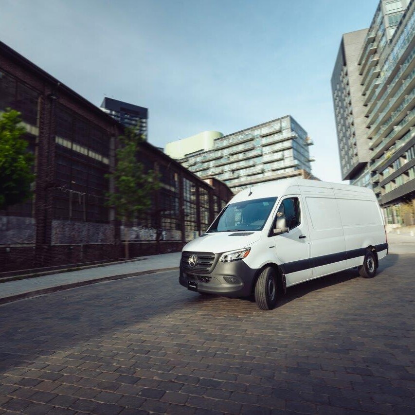 O Mercedes-Benz eSprinter Furgão na estrada.