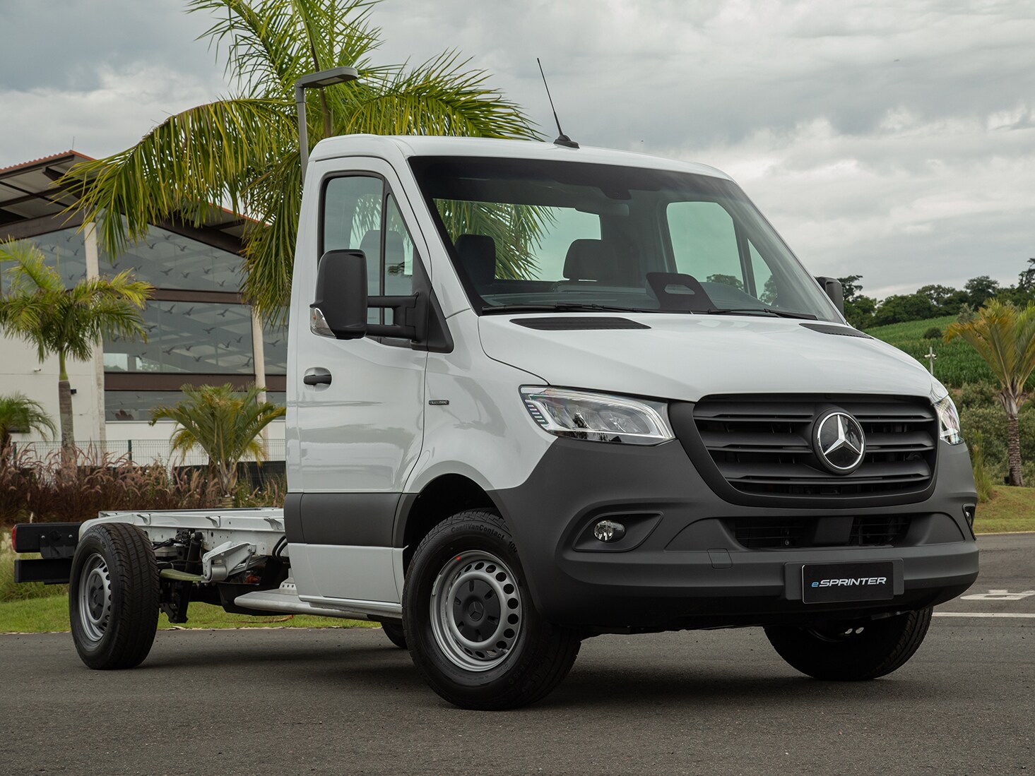 Um eSprinter Truck em visão diagonal frontal estacionada em frente a uma paisagem.