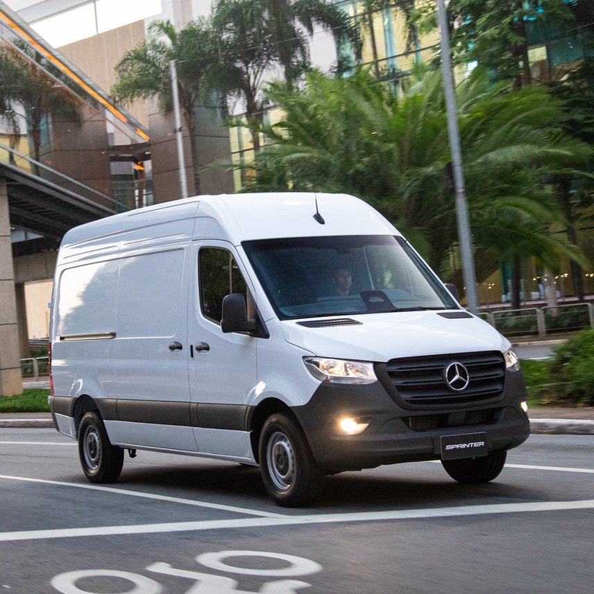 Um Sprinter Furgão automática em uma rua na cidade.