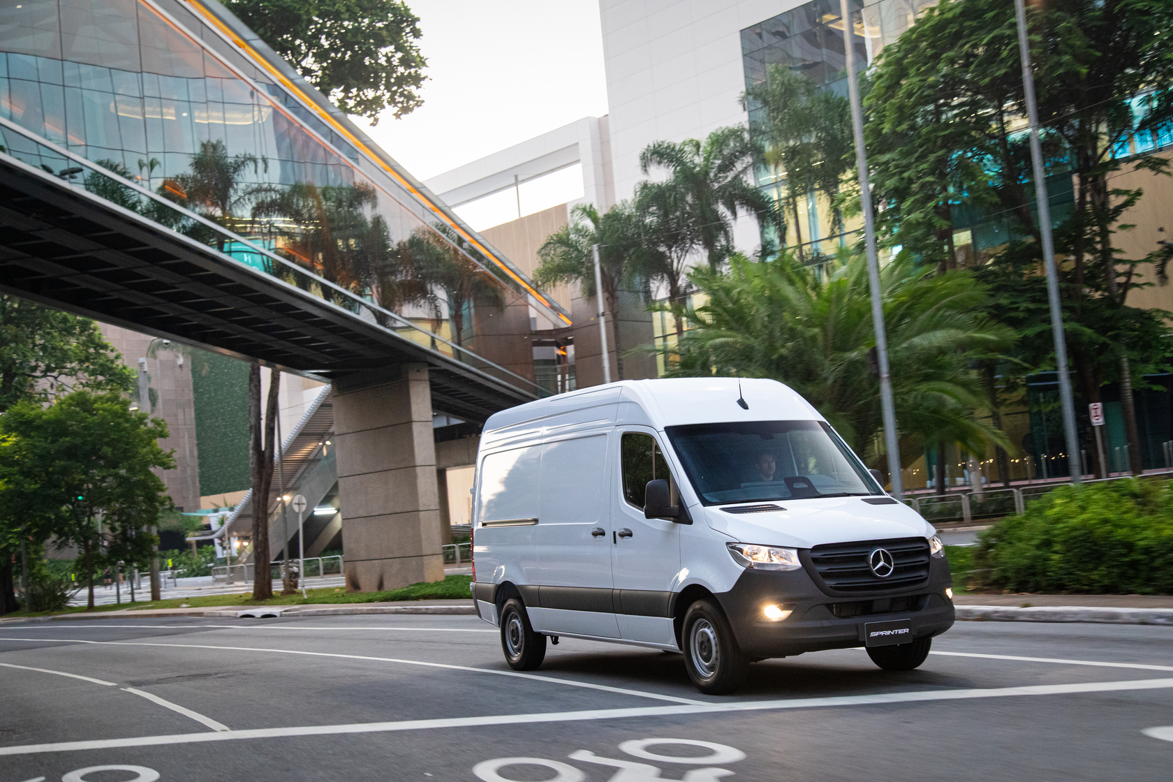 Sprinter Furgão | Câmbio Automático | Mercedes-Benz Vans Um Sprinter Furgão automática em uma rua na cidade.