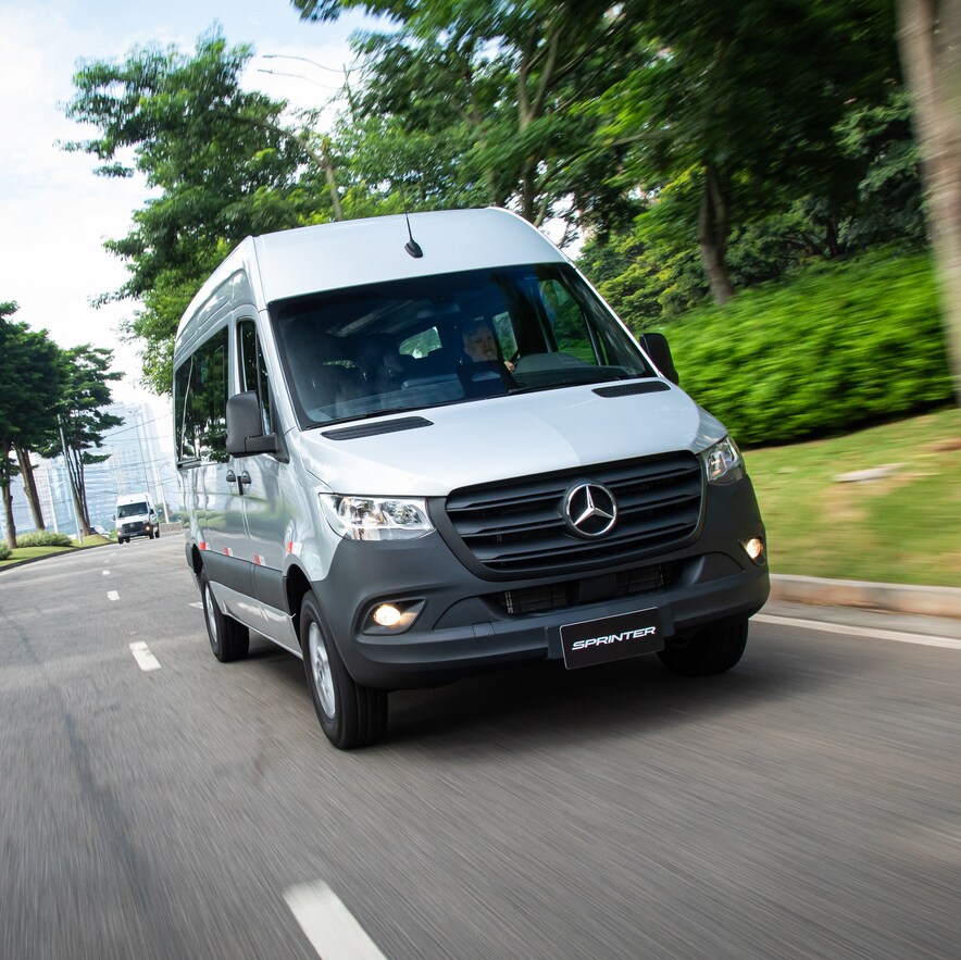 Uma Sprinter Van Passageiro automática em uma rua na cidade.