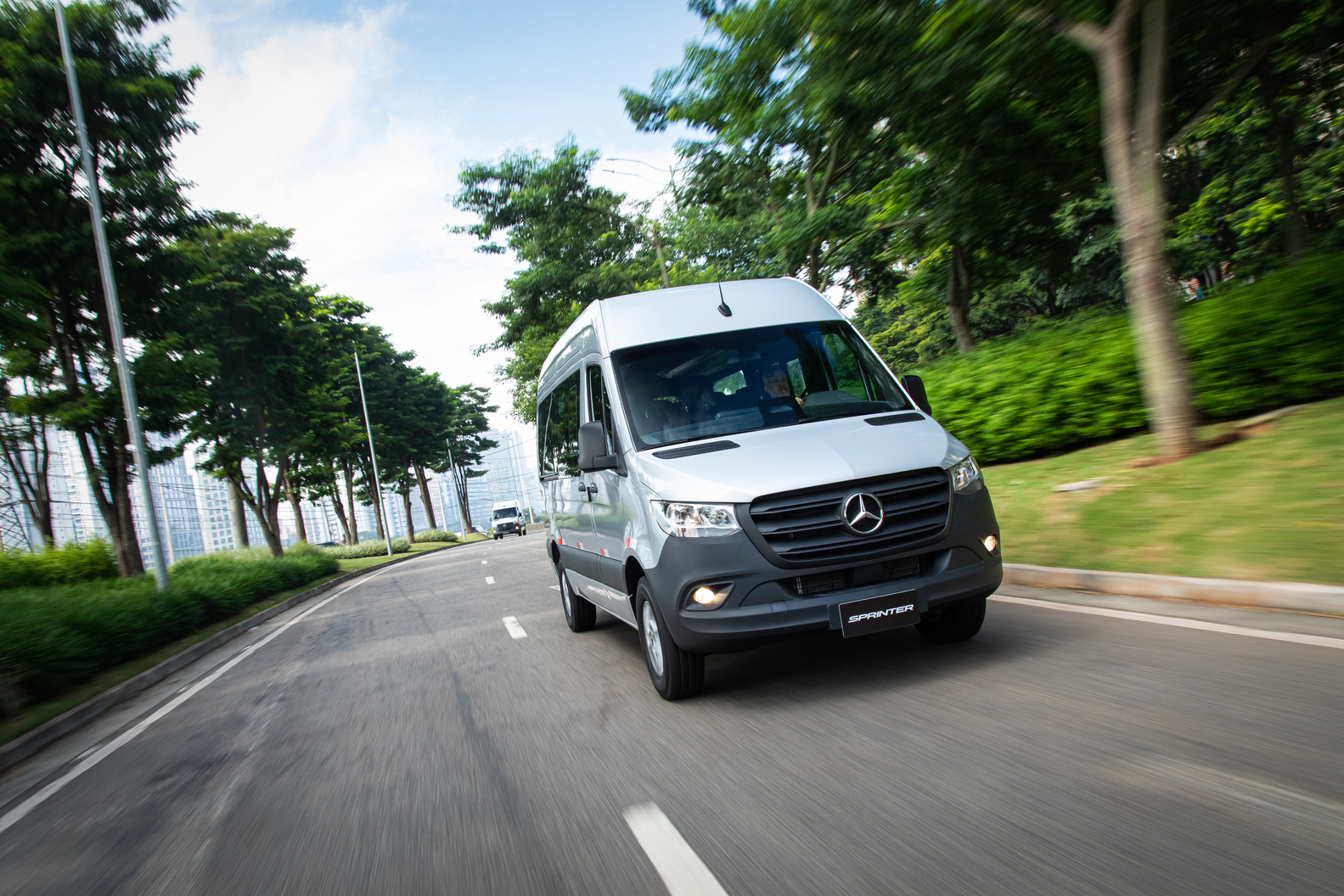 Sprinter Van Passageiro | Câmbio Automático | Mercedes-Benz Vans Uma Sprinter Van Passageiro automática em uma rua na cidade.