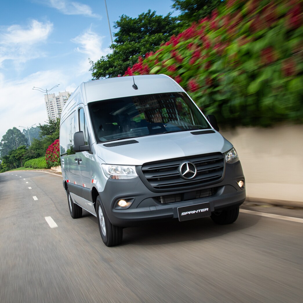 Uma Sprinter Van Passageiro automática em uma rua na cidade.