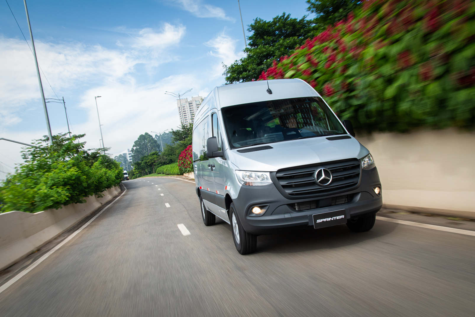 Sprinter Van Passageiro | Câmbio Automático | Mercedes-Benz Vans Uma Sprinter Van Passageiro automática em uma rua na cidade.