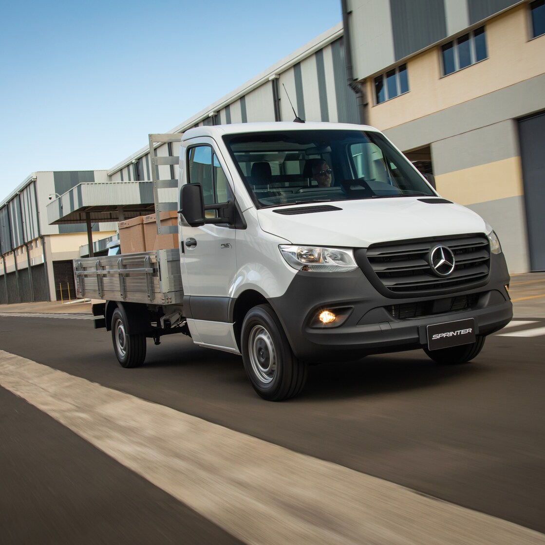 Uma Sprinter Truck automática em uma rua na cidade.