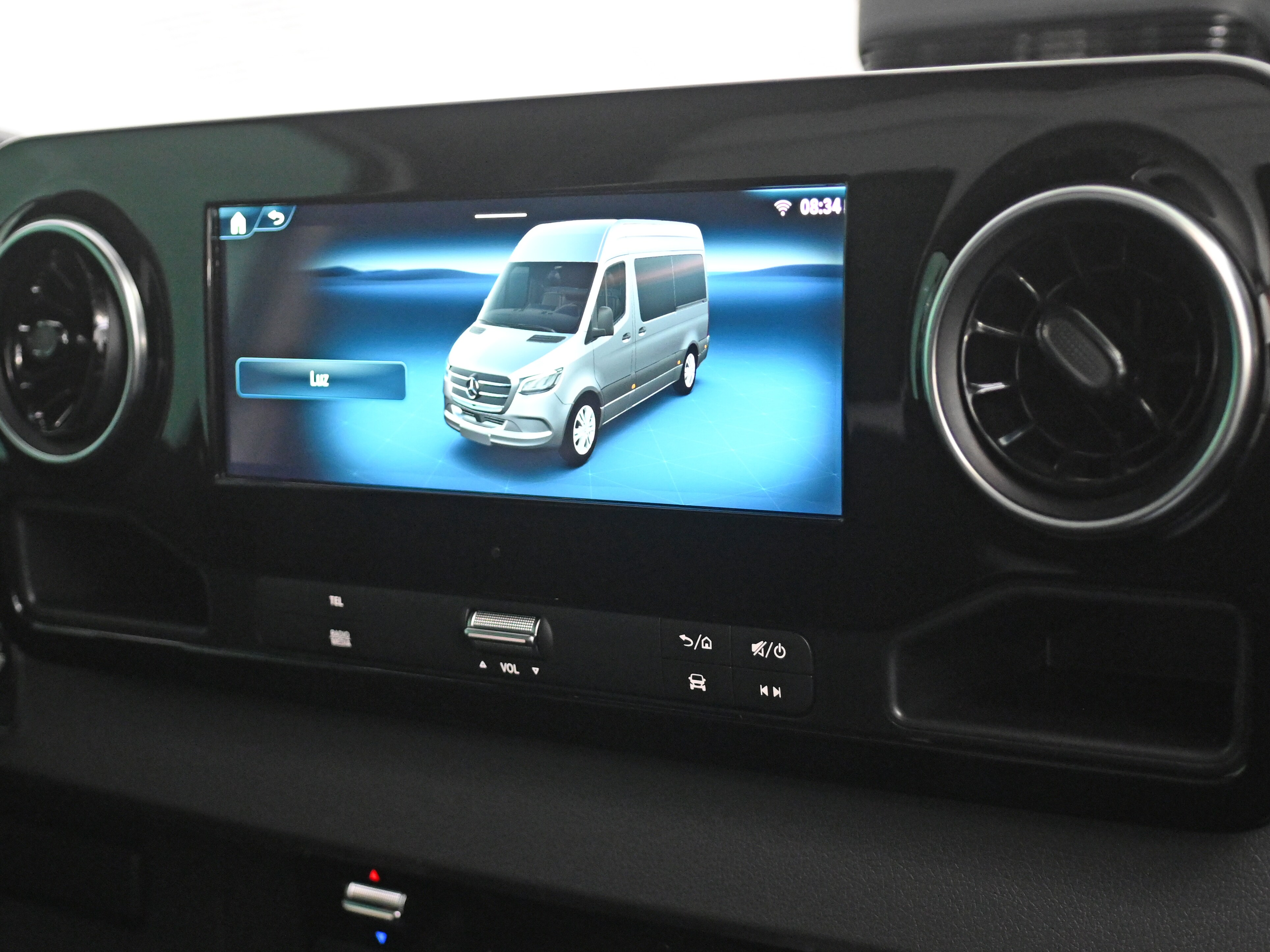 O sistema multimídia MBUX no furgão Sprinter da Mercedes-Benz.