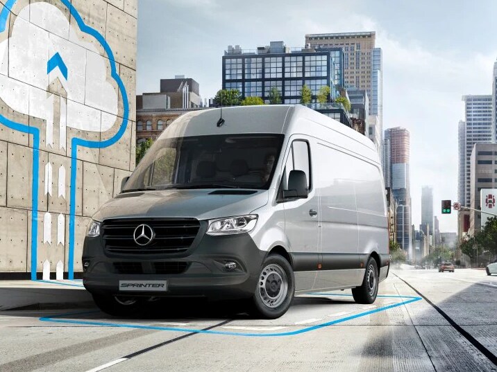 Um Sprinter Furgão em uma rua na cidade.