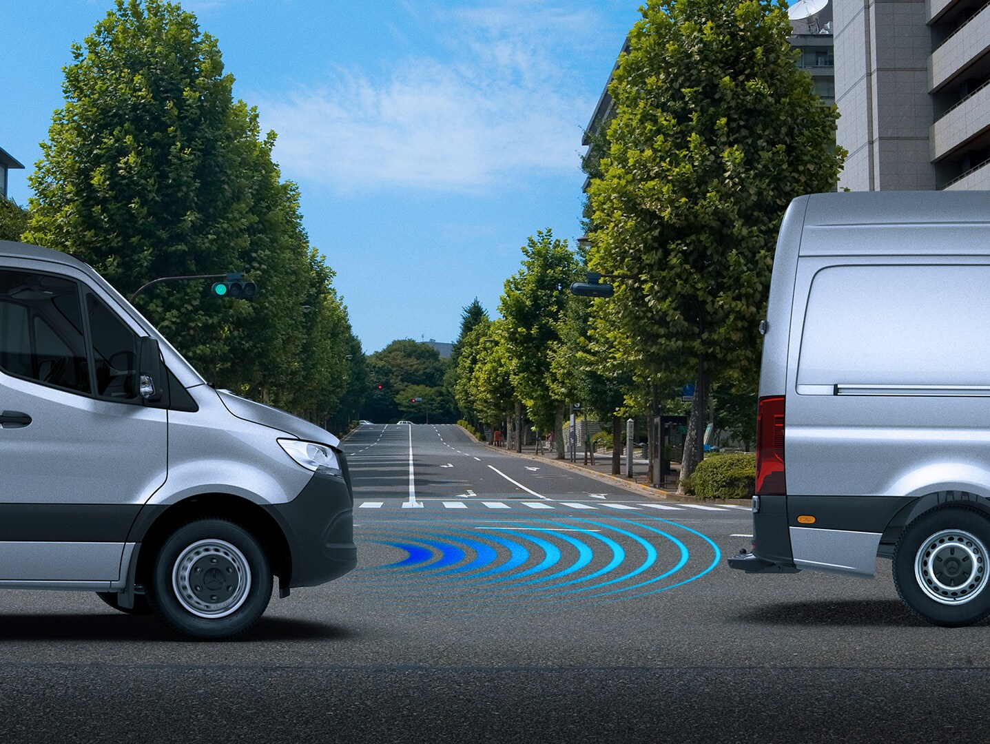 Duas vans Sprinter demonstrando com uma ilustração o Assistente Ativo de Frenagem.