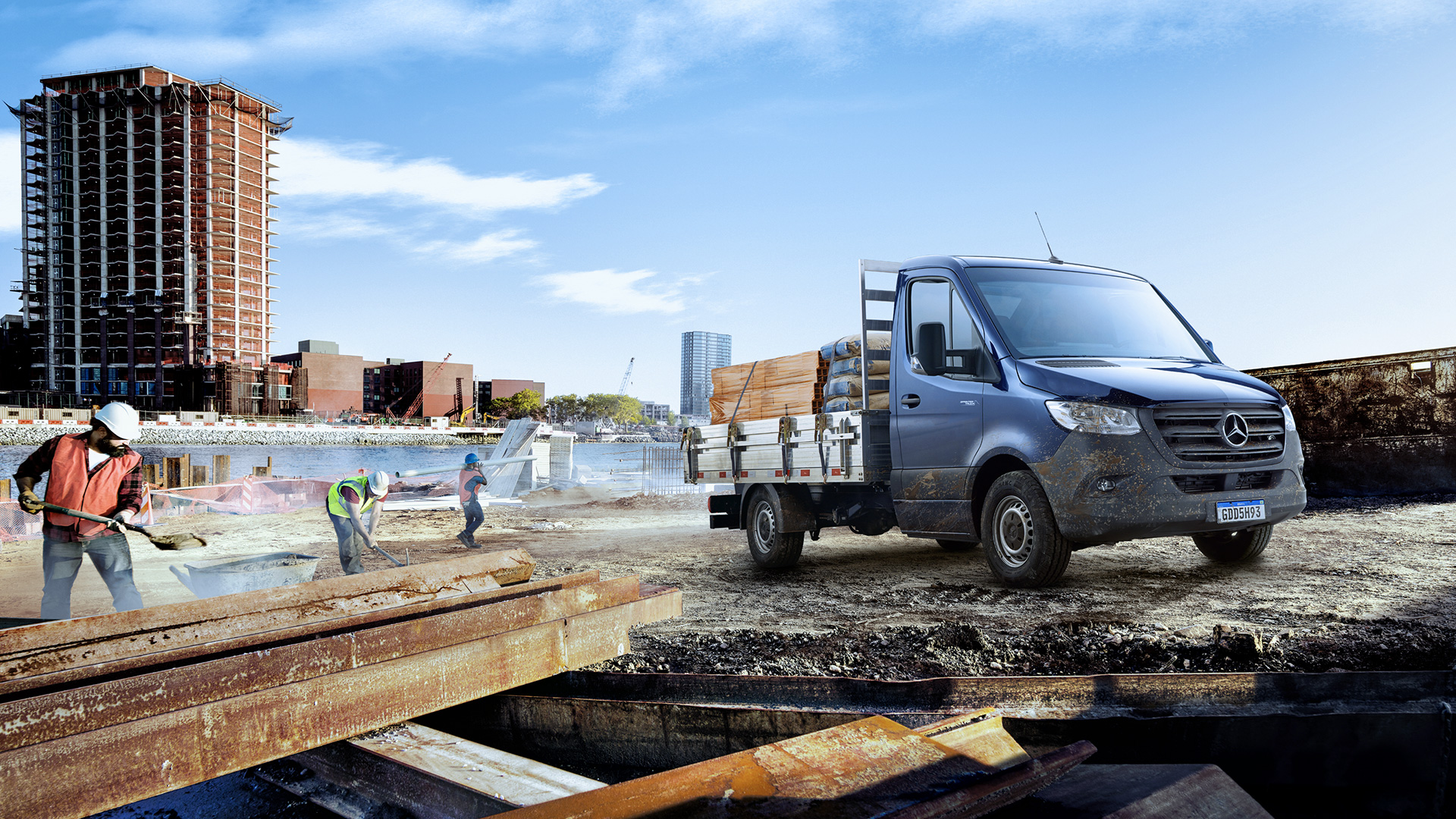 Sprinter Truck | Mercedes-Benz Vans Uma Sprinter Truck em um ambiente de construção.