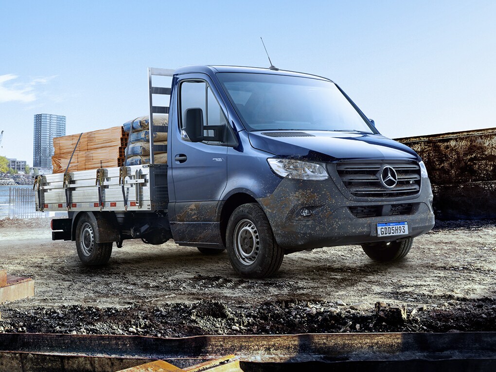 Uma Sprinter Truck em um ambiente de construção.