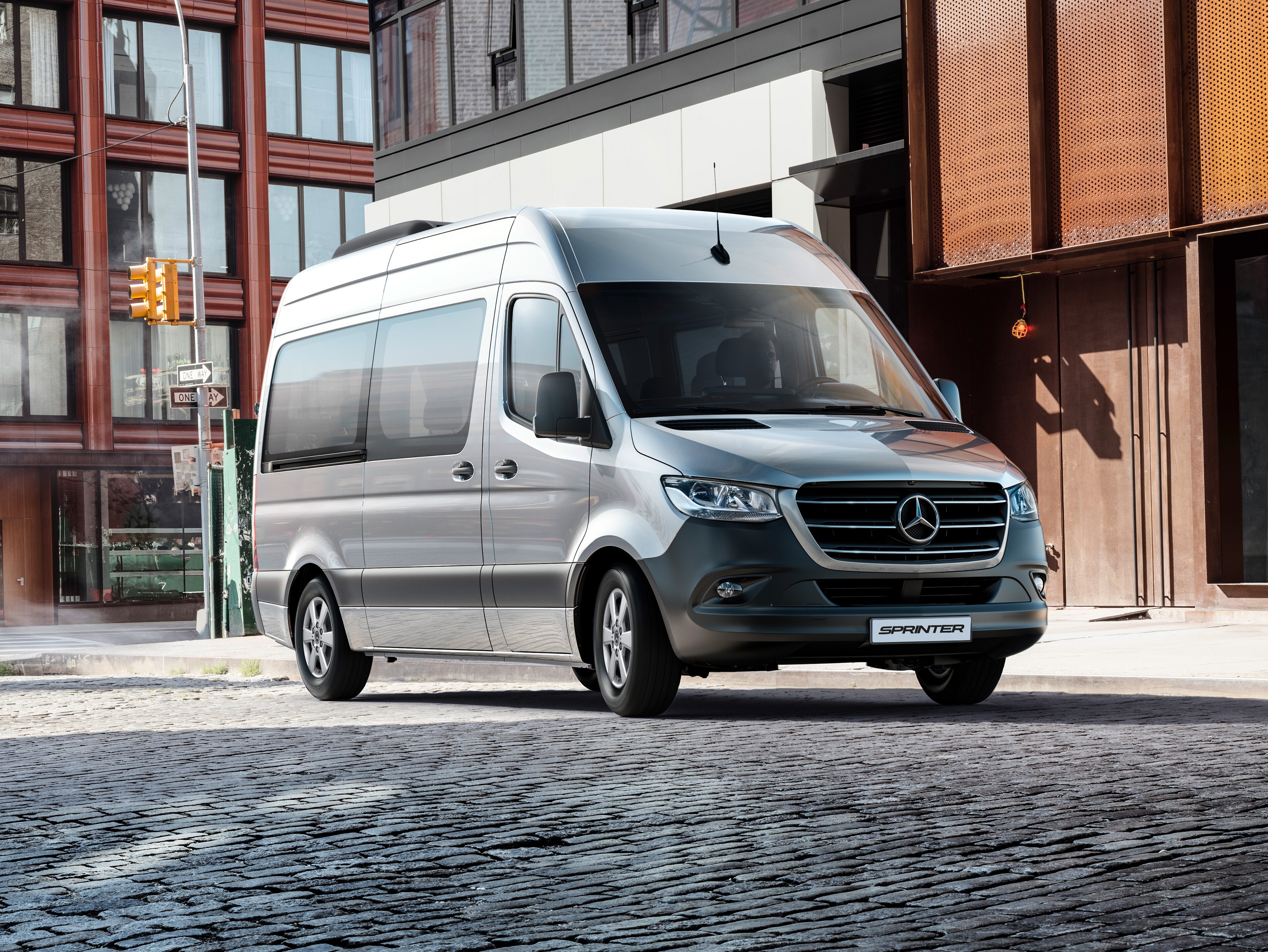 Uma Sprinter Van em uma rua na cidade.