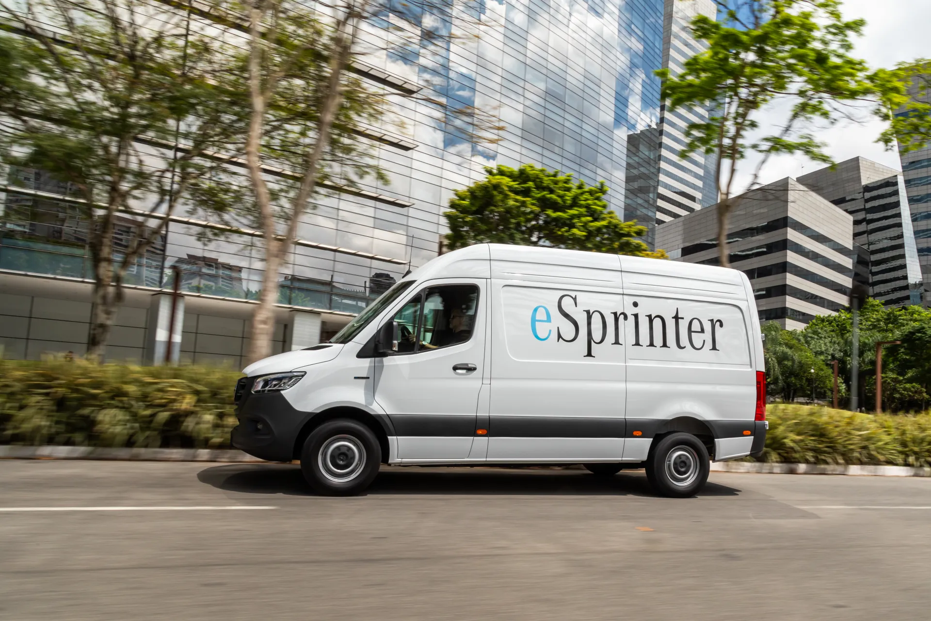 eSpritner | Mercedes-Benz Vans Uma van elétrica da Mercedes-Benz em trânsito.