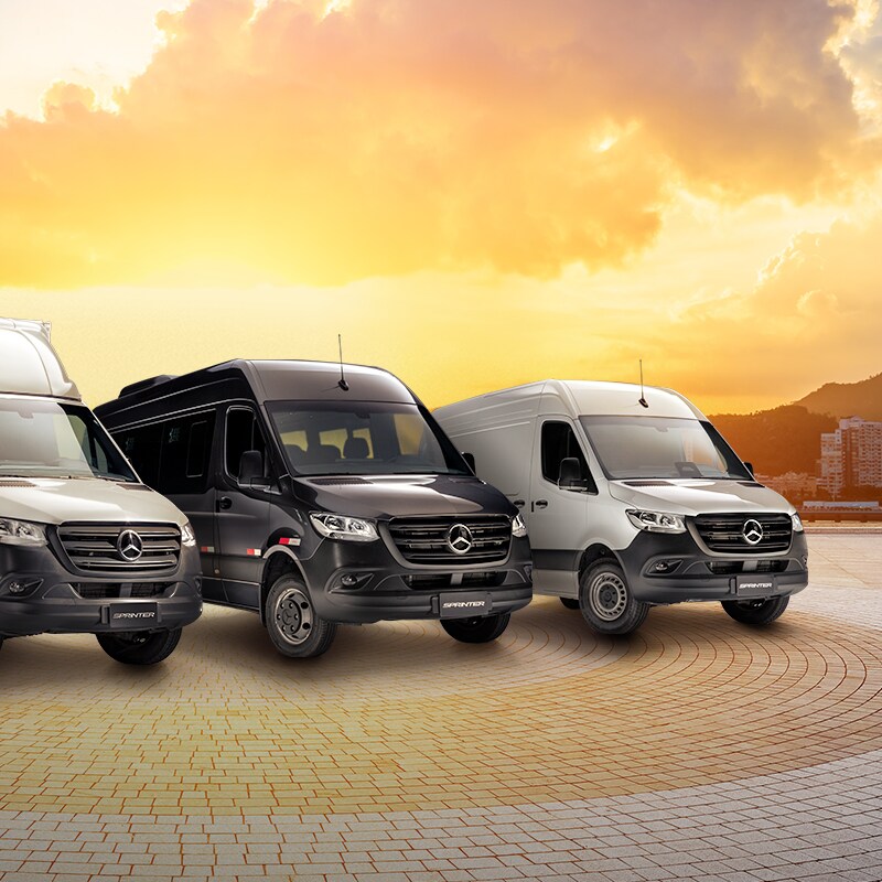 Três modelos Mercedes-Benz Sprinter em um ambiente externo.