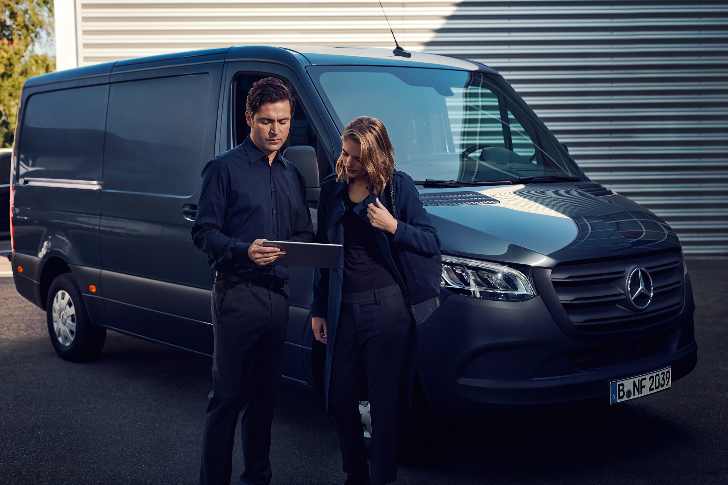 Mercedes-Benz Vans | Crédito Direto ao Consumidor Duas pessoas conversando em frente a uma Sprinter sobre o Crédito Direto ao Consumidor.