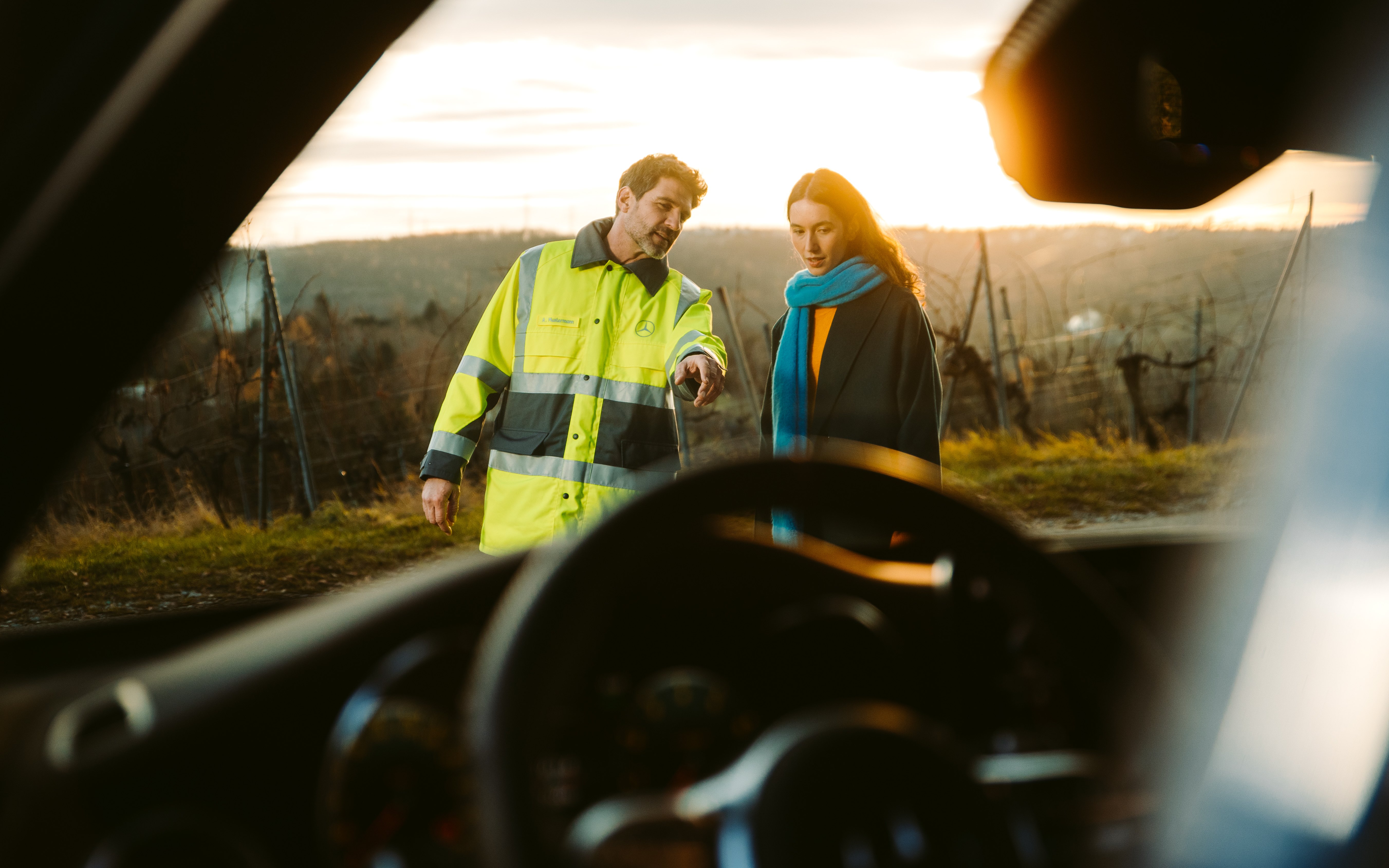 Mercedes-Benz Vans | Mercedes-Benz Service24h Duas pessoas conversando em frente a uma van Sprinter sobre o Mercedes-Benz Service24h.