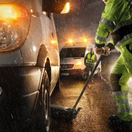 Duas pessoas a serviço do Mercedes-Benz Service24h.