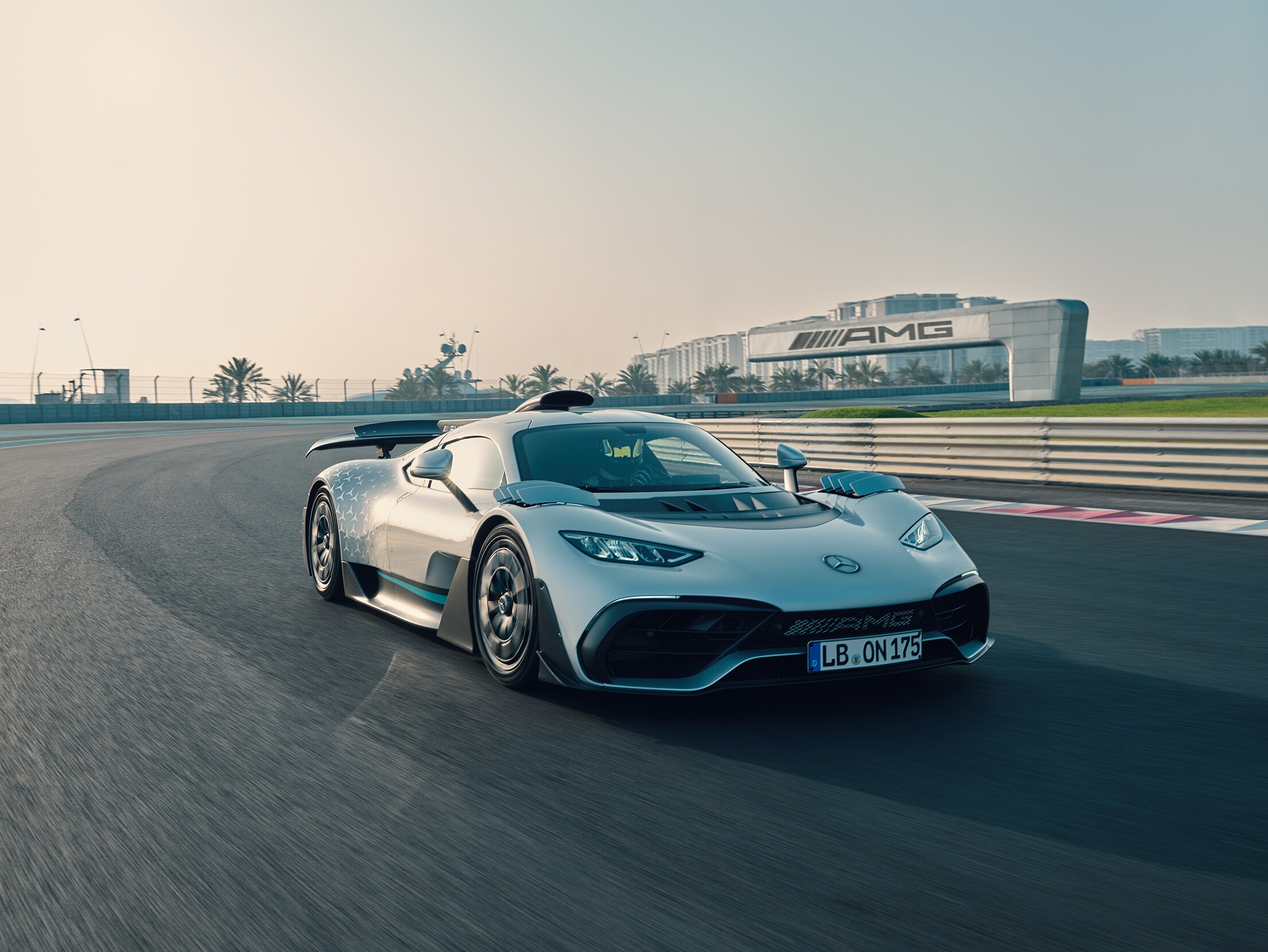 Mercedes-AMG ONE na pista de corrida
