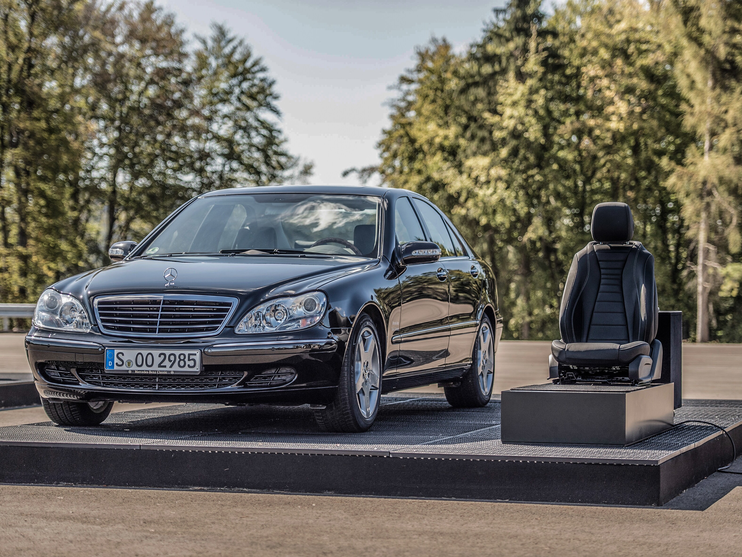 Demonstração estática da proteção preventiva dos ocupantes PRE-SAFE® (Mercedes-Benz S 350 4MATIC da série 220)