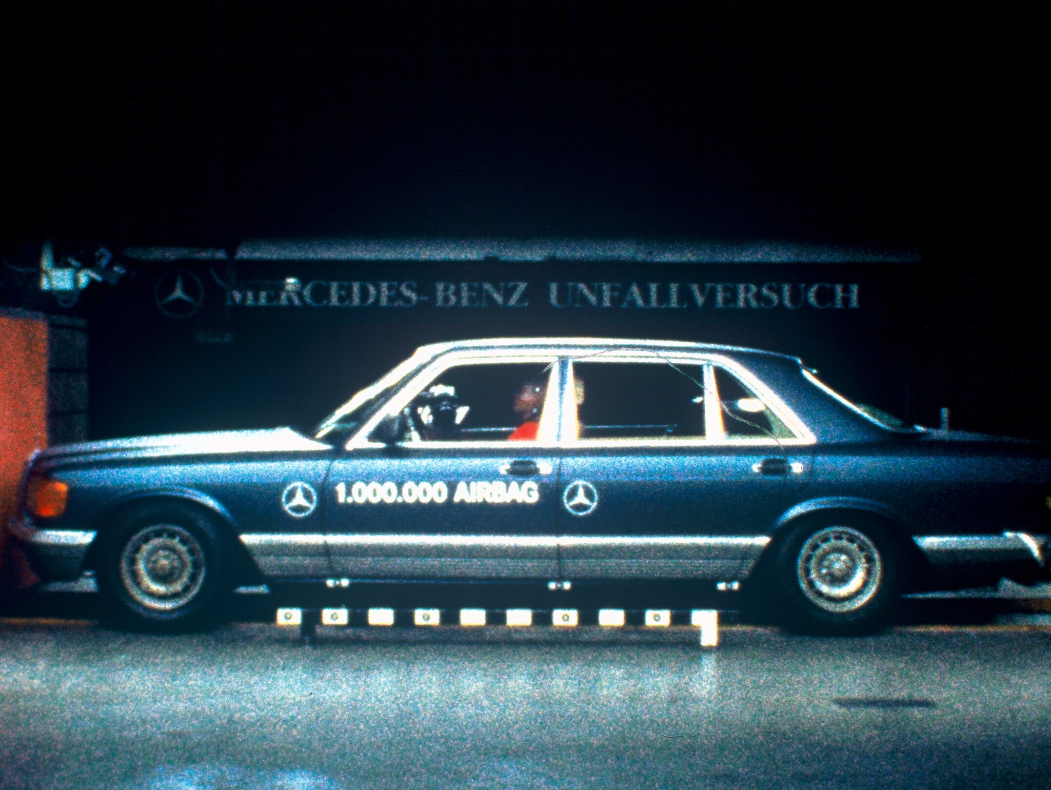 Teste de colisão de um 500 SEL (Classe S série 126) com airbag no teste de acidente da Mercedes-Benz em Sindelfingen