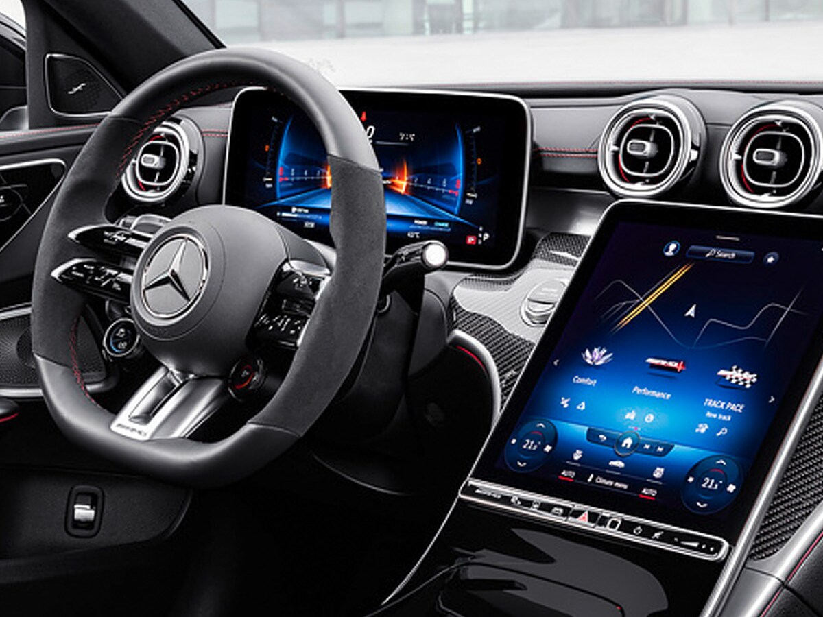 Um cliente faz um teste de rodagem um Mercedes-Benz
