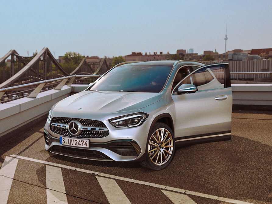Com o GLA SUV pela cidade e pelo campo.