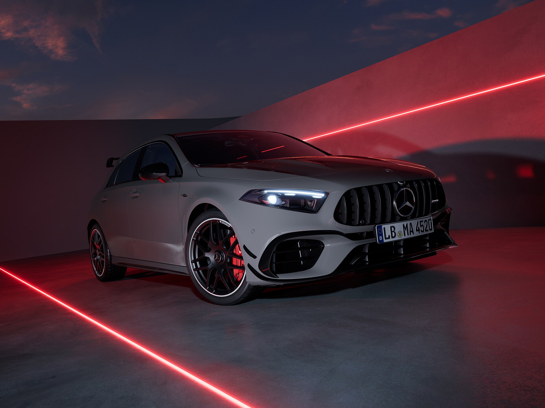 O Classe A Hatchback da Mercedes-AMGem ambiente criado digitalmente.