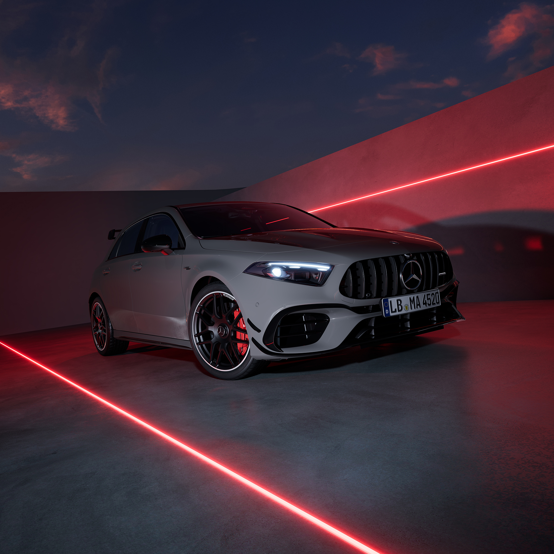 Classe A 45 S 4MATIC | Mercedes-AMG O Classe A Hatchback da Mercedes-AMGem ambiente criado digitalmente.