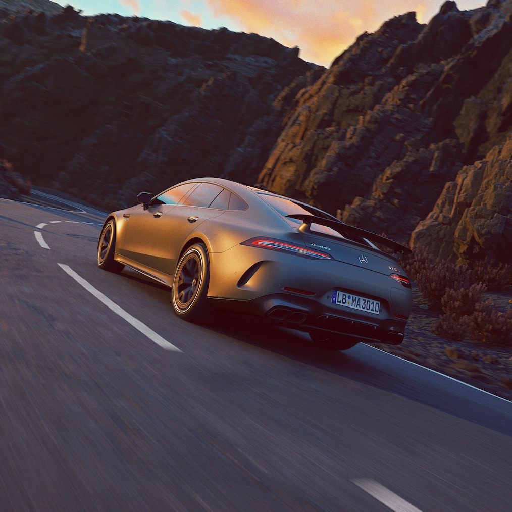 O pacote de aerodinâmica AMG opcional para o Mercedes-AMG GT 63 S E PERFORMANCE (por exemplo, asa traseira fixa) ou foto de direção, vista da traseira com asa traseira fixa.