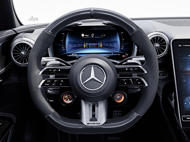 O volante AMG Performance em estilo de fibra de carbono / microfibra MICROCUT no novo Mercedes-AMG GT 63 S E PERFORMANCE.