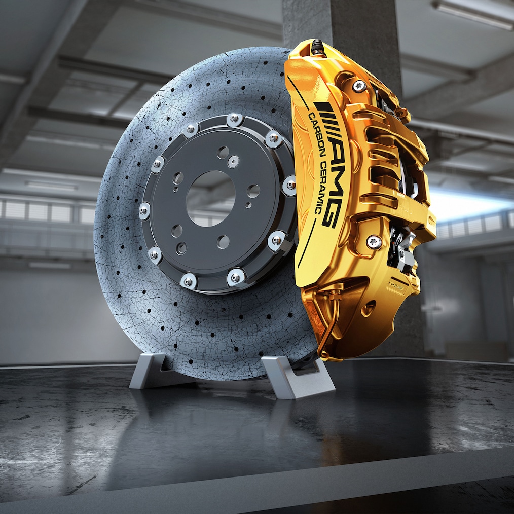 Vista de perto de uma roda de liga leve AMG com o sistema de freio de composto de cerâmica de alto desempenho AMG em destaque.