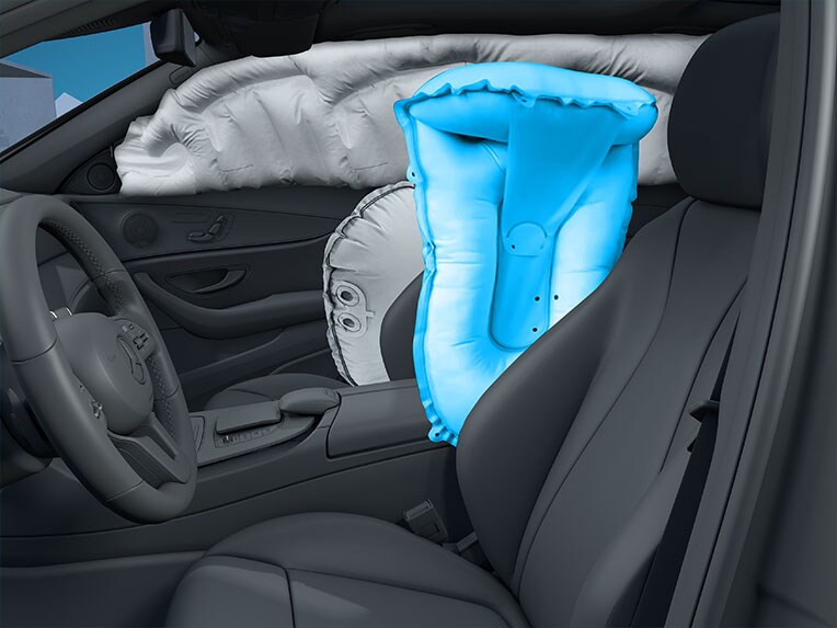 O Mercedes-Benz Classe C Sedan com airbag central.