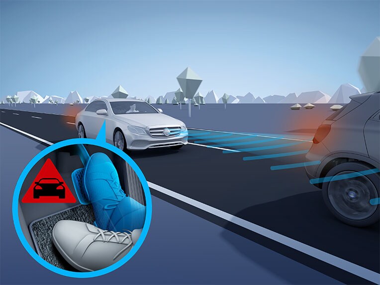 O pacote de assistência à condução Plus no Mercedes-Benz Classe C Sedan.