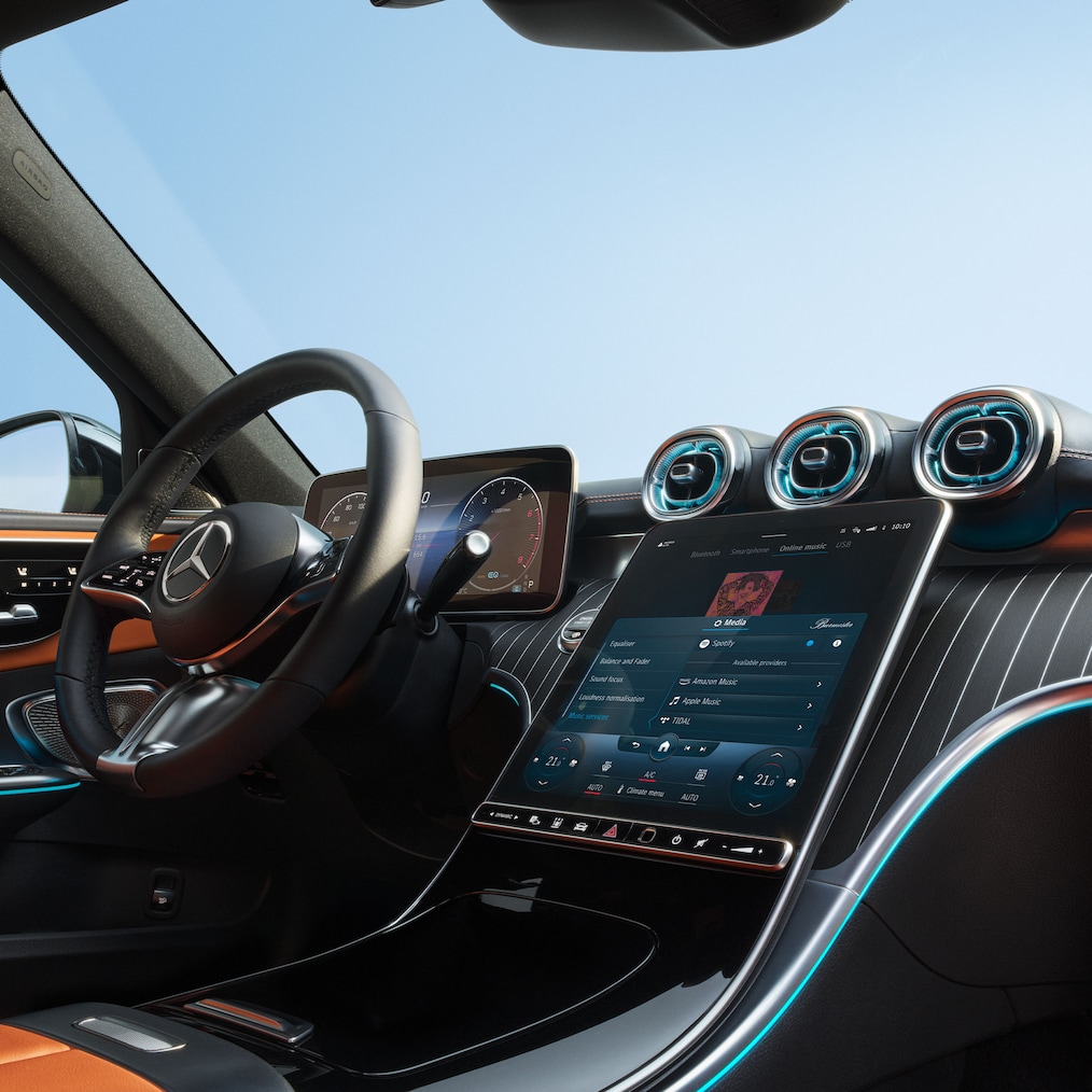 Grande plano do posto de comando com displays em um Mercedes-Benz Classe C.