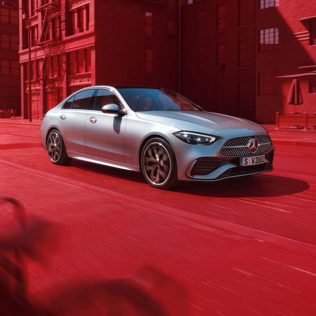 Vista frontal lateral de um Mercedes-Benz Classe C Sedã.
