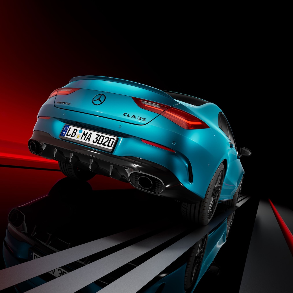 Vista lateral dianteira de um Mercedes-AMG CLA 35 4MATIC Coupé.